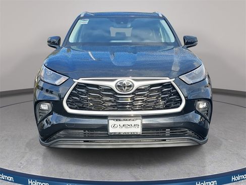 Used 2022 Toyota Highlander XLE image 3