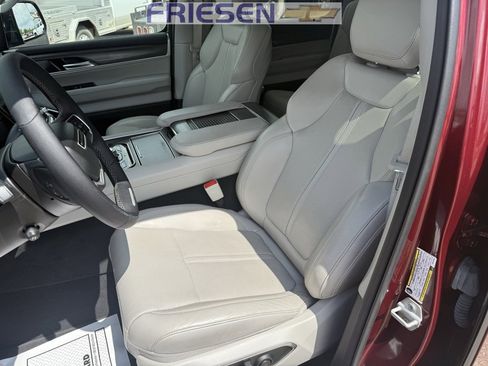 Used 2023 Jeep Wagoneer L Series III w/ Premium Group I image 8