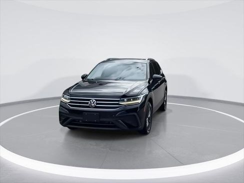 Certified 2022 Volkswagen Tiguan SE image 3