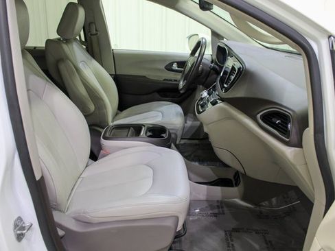 Used 2020 Chrysler Pacifica Touring-L w/ Advanced Safetytec Group image 13