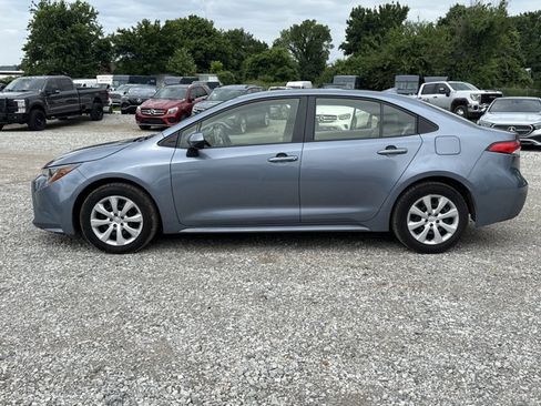 Used 2020 Toyota Corolla LE FWD image 3