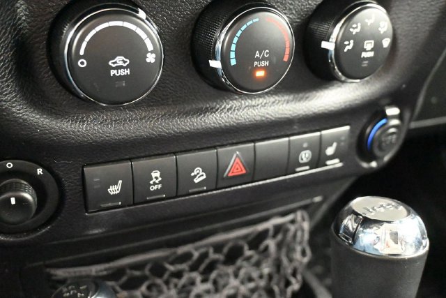 Used 2015 Jeep Wrangler Unlimited Sahara AWD/4WD image 28
