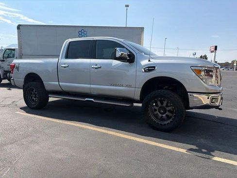 Used 2017 Nissan Titan SL AWD/4WD image 3
