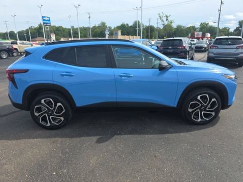 Used 2024 Chevrolet Trax RS w/ Sunroof Package FWD image 12