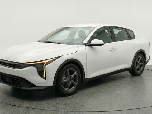 Used 2025 Kia K4 image 3