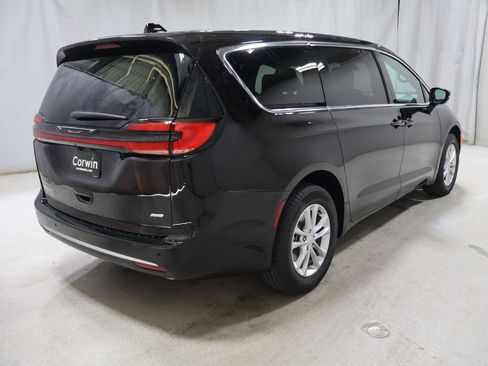 New 2027 Chrysler Pacifica Select AWD/4WD image 6