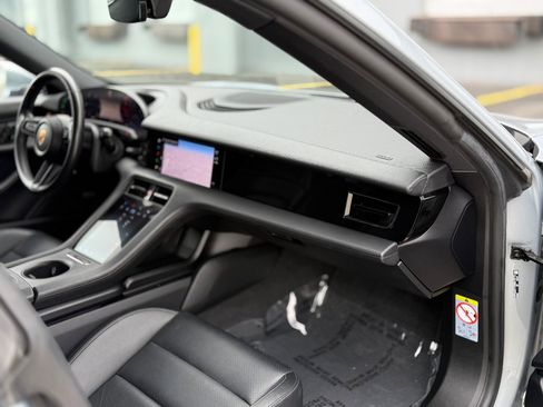 Used 2021 Porsche Taycan image 18