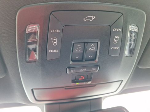Used 2025 Toyota Sienna XSE FWD image 26