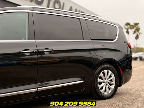 Used 2019 Chrysler Pacifica Touring-L FWD image 3