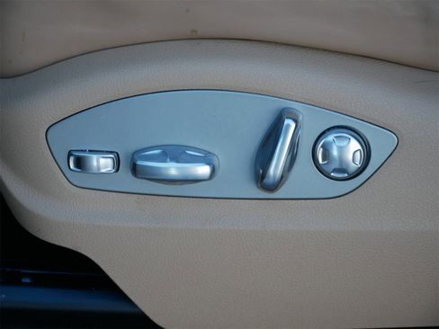 Used 2024 Porsche Macan image 10