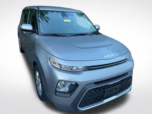Used 2022 Kia Soul LX w/ Technology Package FWD image 3