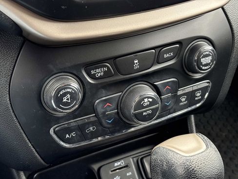 Used 2014 Jeep Cherokee Altitude w/ Comfort/Convenience Group image 23