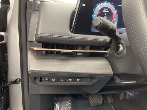 Used 2023 Nissan Ariya AWD image 7