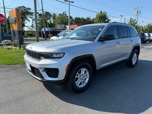 Used 2023 Jeep Grand Cherokee Laredo w/ Luxury Tech Group I AWD/4WD image 4