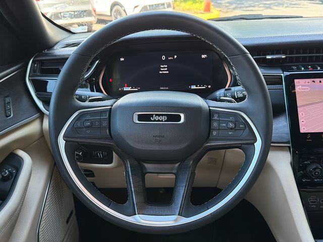Used 2023 Jeep Grand Cherokee Limited AWD/4WD image 24