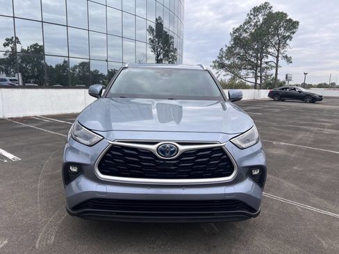 Used 2021 Toyota Highlander XLE image 3