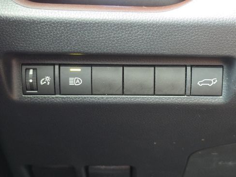 Used 2020 Toyota RAV4 Limited FWD image 18