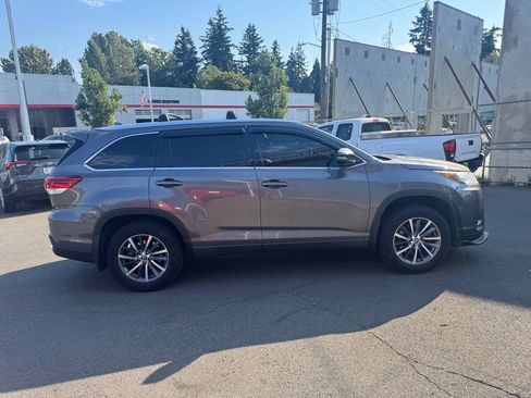 Used 2017 Toyota Highlander XLE AWD/4WD image 2