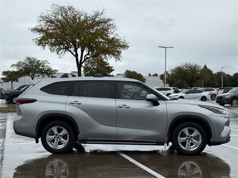 Used 2024 Toyota Highlander LE image 3