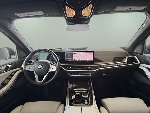 Used 2024 BMW X7 xDrive40i w/ Premium Package image 40