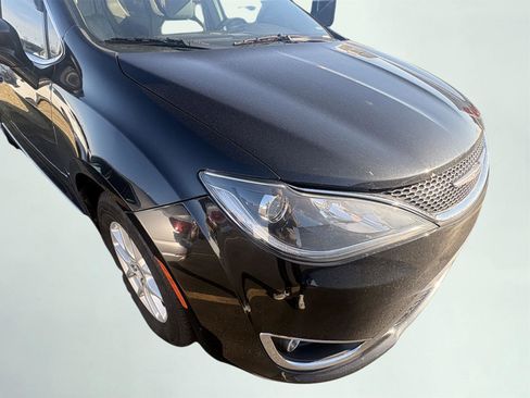 Used 2020 Chrysler Pacifica Touring-L image 7