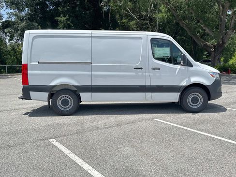 Used 2025 Mercedes-Benz Sprinter 2500 image 2