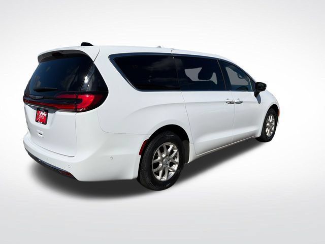 Used 2025 Chrysler Pacifica Select FWD image 9
