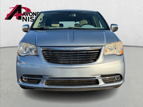 Used 2013 Chrysler Town & Country Touring-L w/ Driver Convenience Group image 6