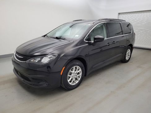 Used 2021 Chrysler Voyager Lxi FWD image 2