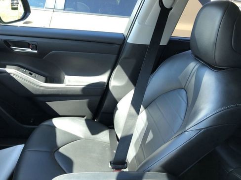 Used 2023 Toyota Highlander XLE AWD/4WD image 25