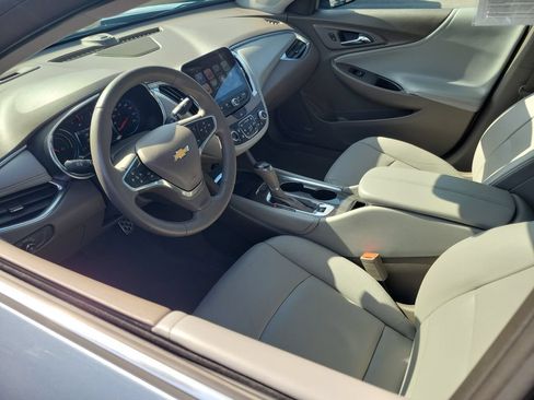 Used 2017 Chevrolet Malibu Hybrid w/ Leather Package FWD image 3