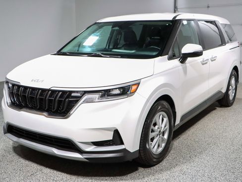 Used 2024 Kia Carnival LX image 32