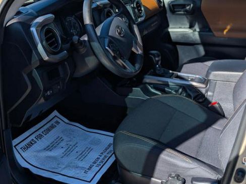 Used 2019 Toyota Tacoma SR5 AWD/4WD image 12