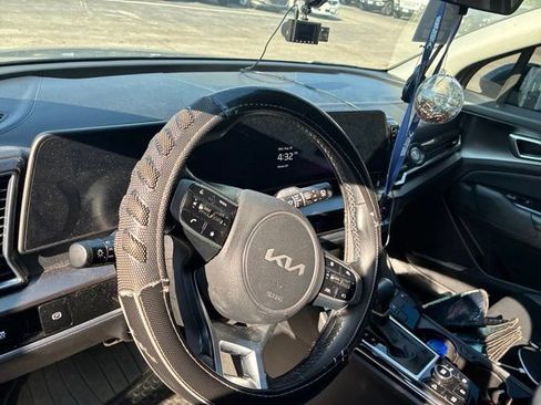 Used 2023 Kia Sportage EX FWD image 3