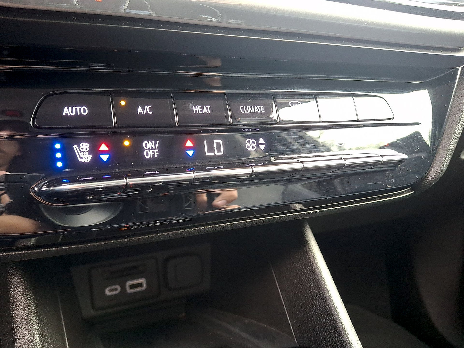 Used 2023 Chevrolet Bolt EUV Premier FWD image 19