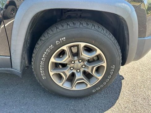 Used 2020 Jeep Cherokee Trailhawk image 13