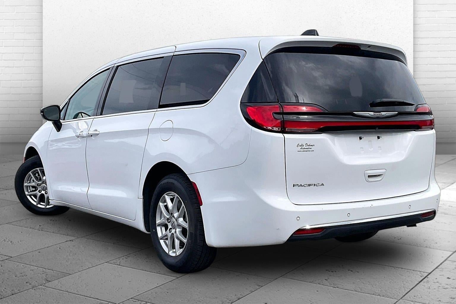 Used 2024 Chrysler Pacifica Touring-L FWD image 10