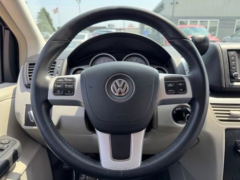 Used 2013 Volkswagen Routan SE FWD image 26