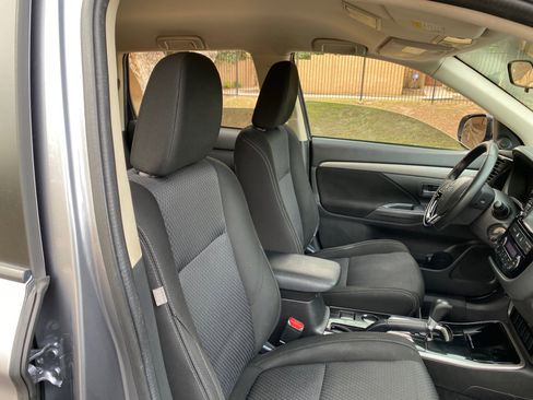 Used 2017 Mitsubishi Outlander ES image 57