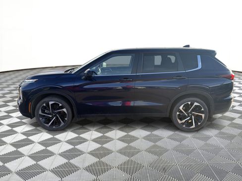 Used 2023 Mitsubishi Outlander SE image 2