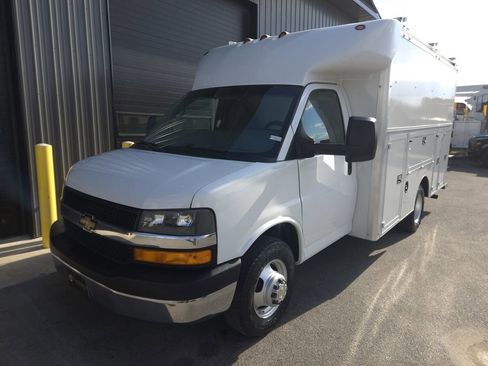 Used 2015 Chevrolet Express 3500 image 2