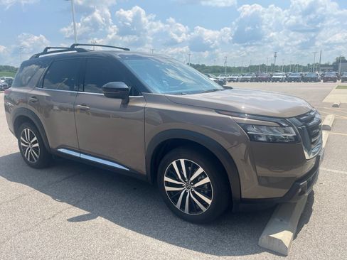 Used 2023 Nissan Pathfinder Platinum w/ Cargo Package AWD/4WD image 4