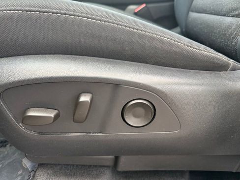 Used 2025 Chevrolet Traverse LT FWD image 19
