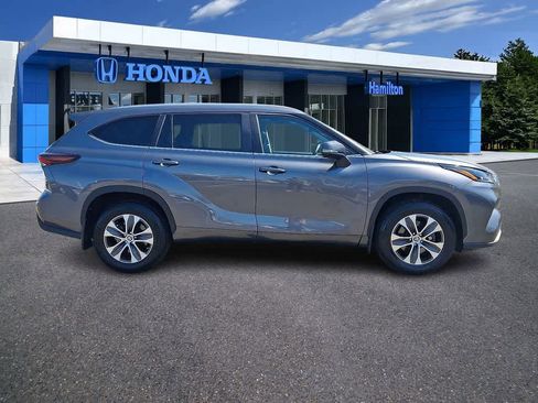 Used 2024 Toyota Highlander XLE AWD/4WD image 23