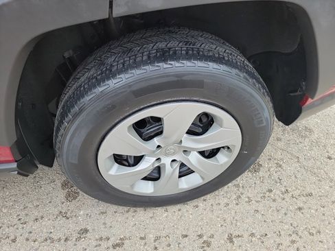 Used 2019 Toyota RAV4 LE image 9