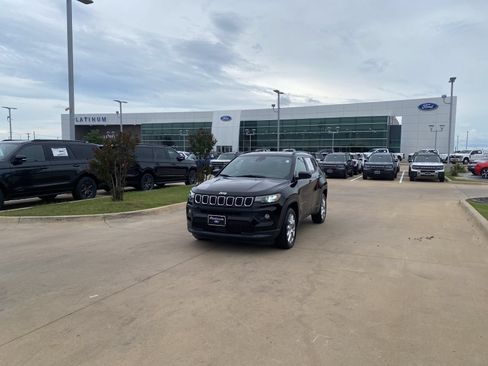 Used 2023 Jeep Compass Latitude AWD/4WD image 25