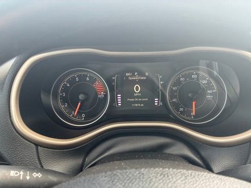 Used 2018 Jeep Cherokee Latitude image 11