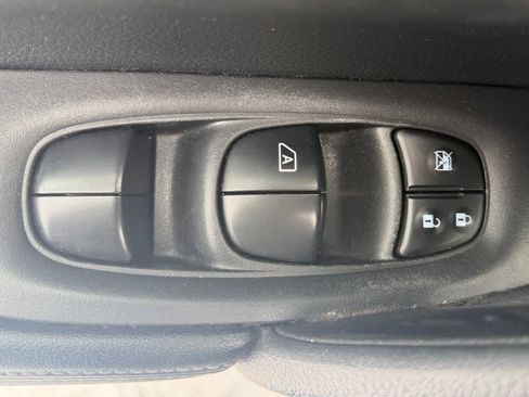 Used 2020 Nissan Rogue SV image 19