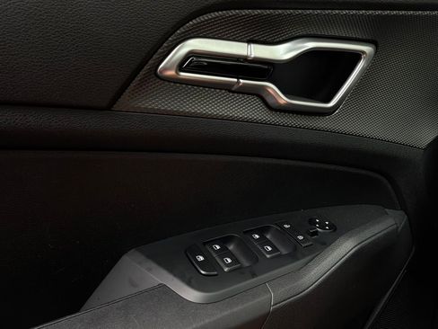 Used 2025 Kia Sportage LX image 19