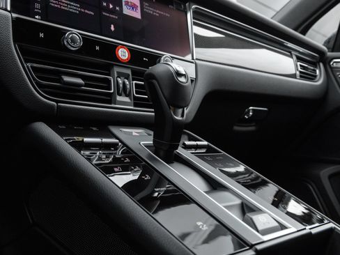 Certified 2026 Porsche Macan AWD/4WD image 26